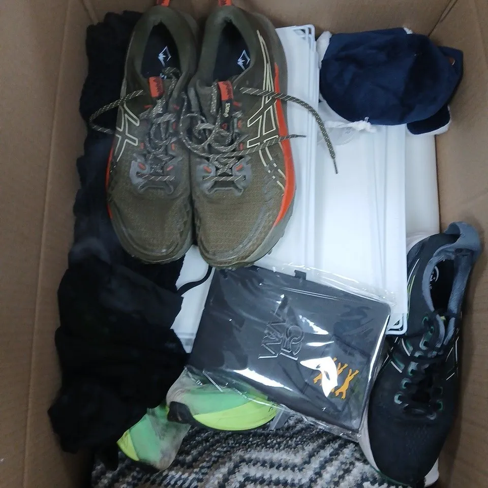 BOX OF APPROXIMATELY 15 ASSORTED ITEMS TO INCLUDES SHOES ETC.