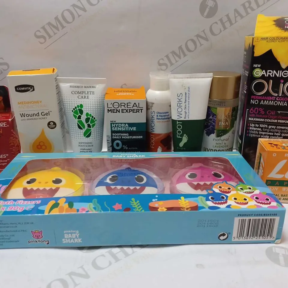 LOT OF APPROX 10 ASSORTED BEAUTY PRODUCTS TO INCLUDE BABY SHARK BATH FIZZERS, FOOTWORKS SKIN REMOVER, L'OREAL MEN EXPERT DAILY MOISTURISER, ETC