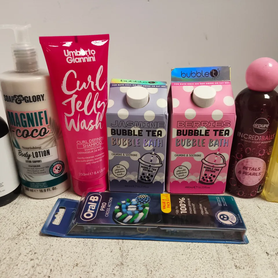 APPROX 12 ASSORTED BEAUTY PRODUCTS TO INCLUDE SOAP&GLORY BODY LOTION, BUBBLEIT BUBBLE BATH, AIRPURE SCENT BOOSTERS, ETC