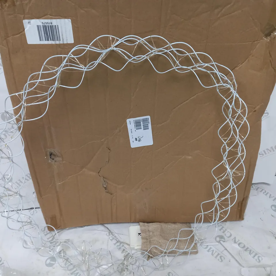 WHITE LIGHT UP WREATH