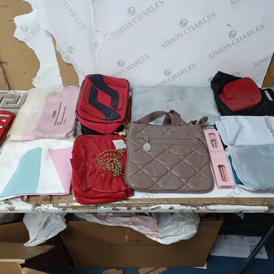 BOX OF APPROX 16 ASSORTED ITEMS TO INCLUDE HANDBAGS AND TOTE BAGS
