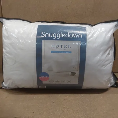 BAGGED PAIR OF SNUGGLEDOWN HOTEL COLLECTION LUXURIOUS COSY PILLOW