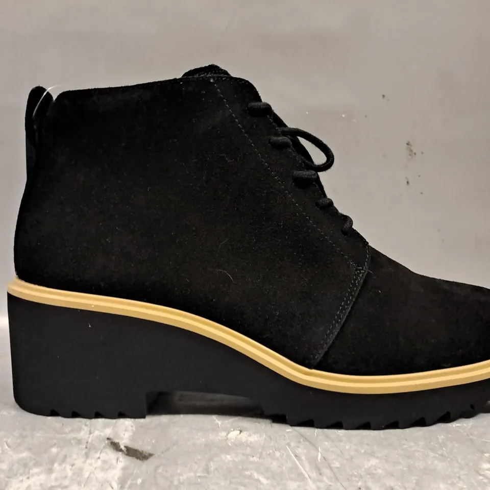 BOXED PAIR OF TOMS MAUDE LACE UP SUEDE ANKLE BOOTS IN BLACK UK SIZE 8