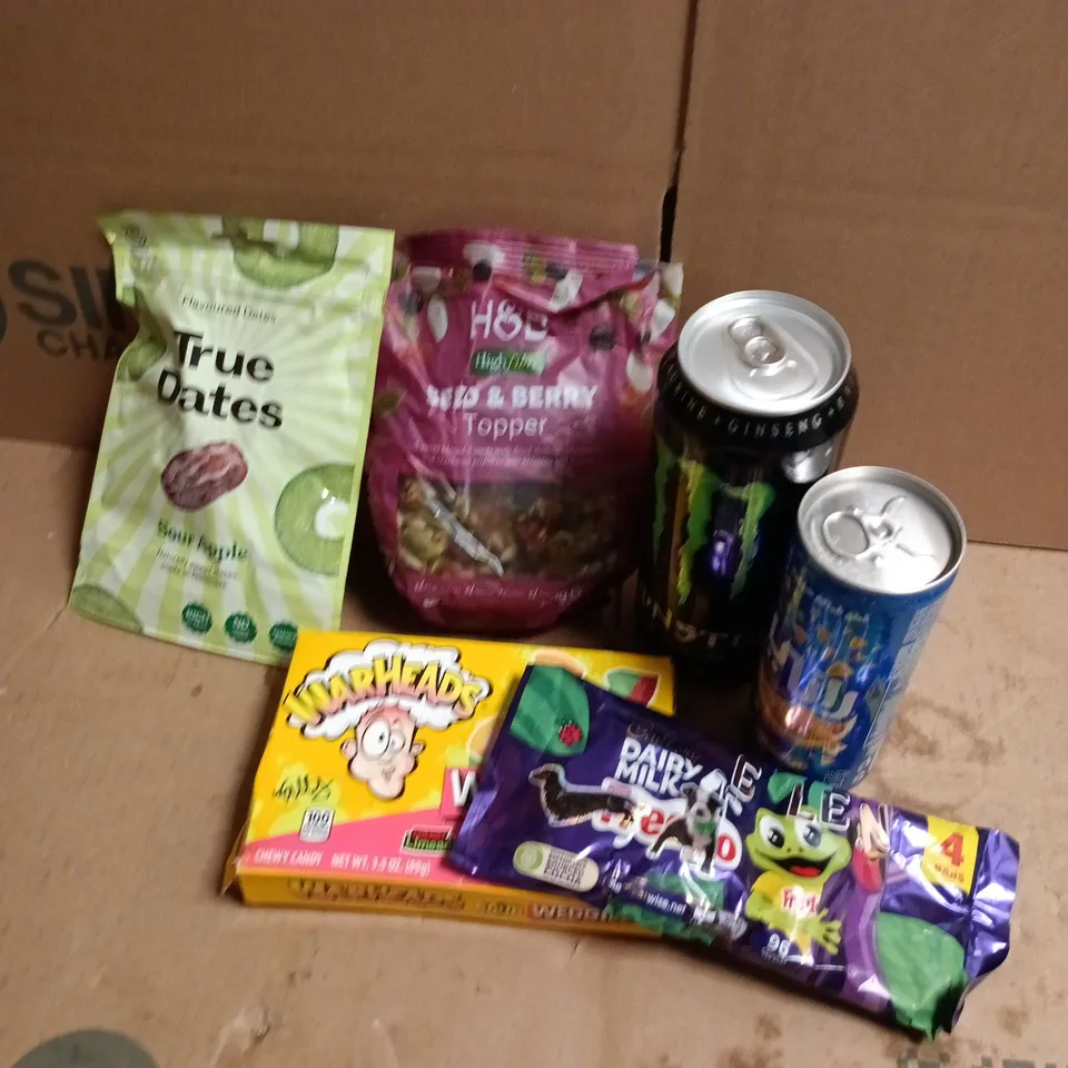 APPROXIMATELY 12 ASSORTED FOOD & DRINK ITEMS TO INCLUDE MONSTER ENERGY, TRUE DATES, WARHEADS, ETC - COLLECTION ONLY
