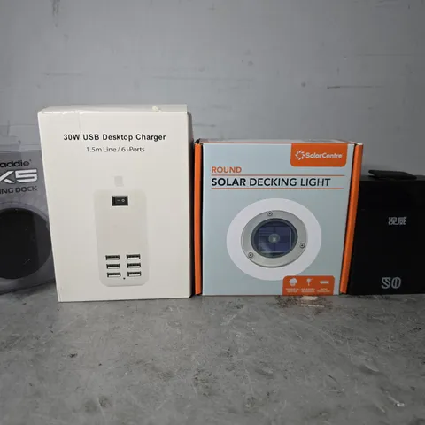 APPROXIMATELY 8 ASSORTED ITEMS TO INCLUDE - DESKTOP CHARGER , SOLAR DECKING LIGHT , POWER BANK ETC