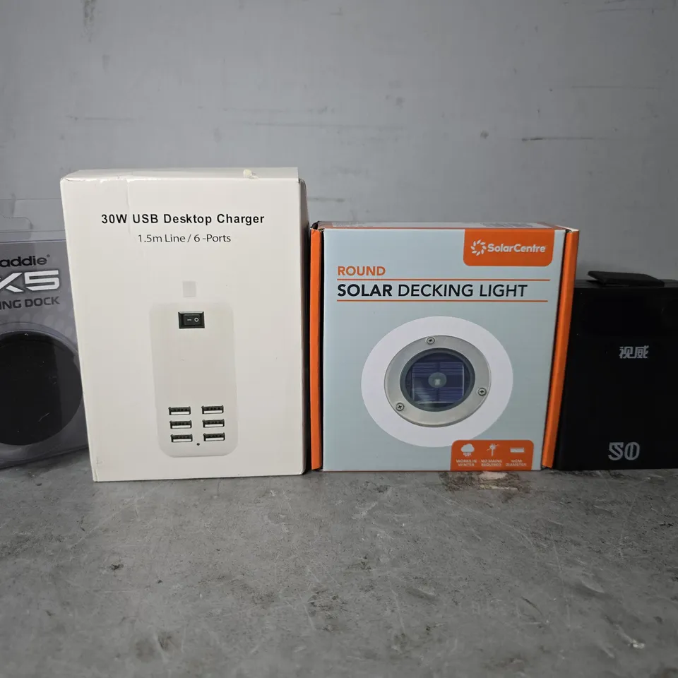 APPROXIMATELY 8 ASSORTED ITEMS TO INCLUDE - DESKTOP CHARGER , SOLAR DECKING LIGHT , POWER BANK ETC