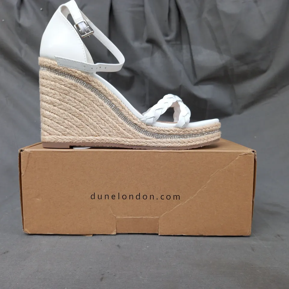 BOXED PAIR OF DUNE LONDON 081 KHAI OPEN TOE HIGH WEDGE SANDALS IN WHITE SIZE 5