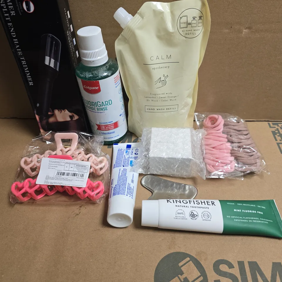 APPROXIMATELY 15 ASSORTED HEALTH & BEAUTY PRODUCTS TO INCLUDE TOOTHPASTE , BOBBLES AND HANDWASH