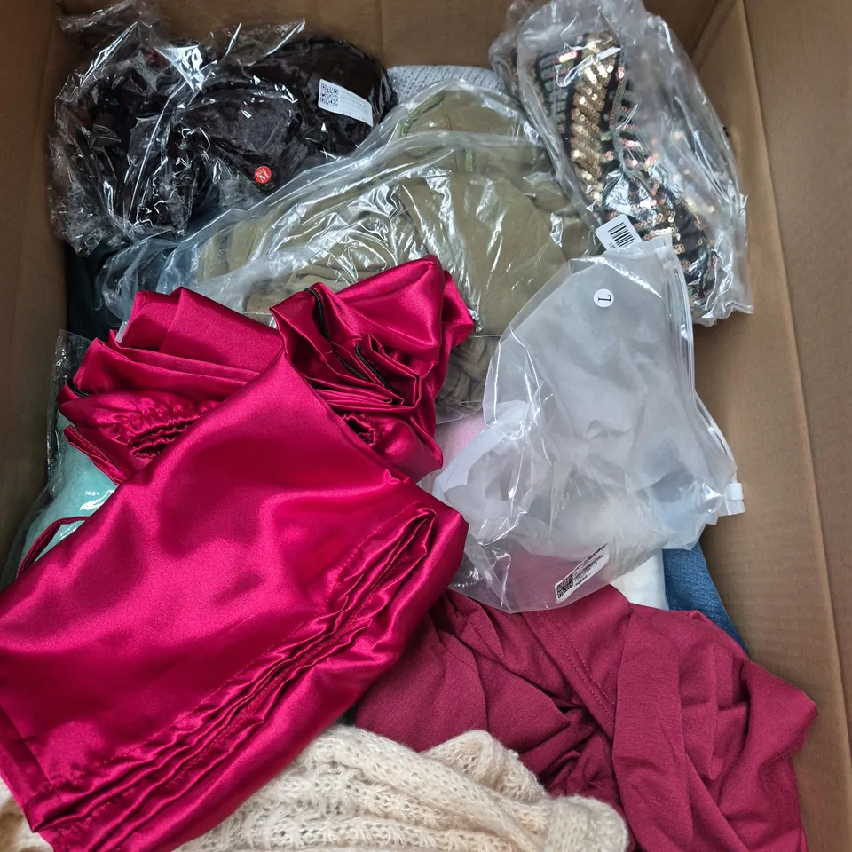 APPROXIMATELY 20 ASSORTED CLOTHING ITEMS IN VARIOUS SIZES TO INCLUDE - DRESS, PYJAMAS, TROUSERS, ETC