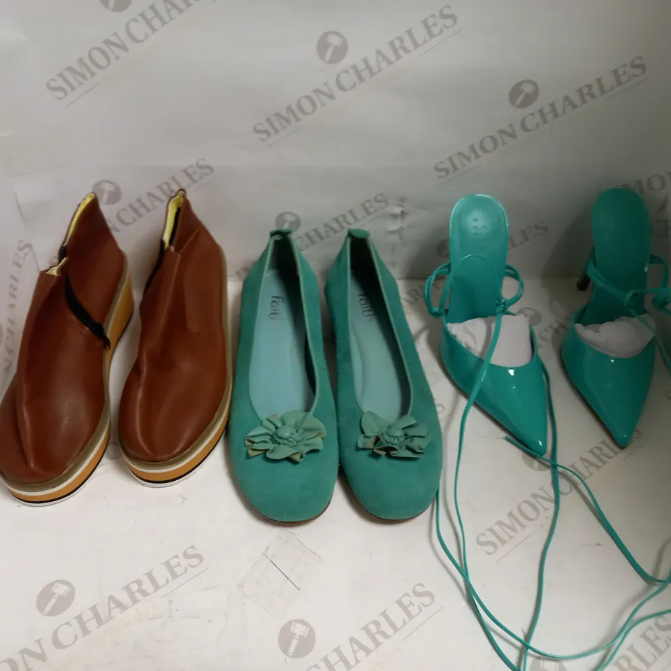 LOT OF APPROXIMATELY 20 SHOES OF VARIOUS SIZES, BRANDS AND TYPES TO INCLUDE BLUE SHARK SLIDERS SIZE 40, DITAS FABRICS FLIP FLIPS , AND ALEXANDRER DOBELL LEATHER POINT SHOES ETC. 