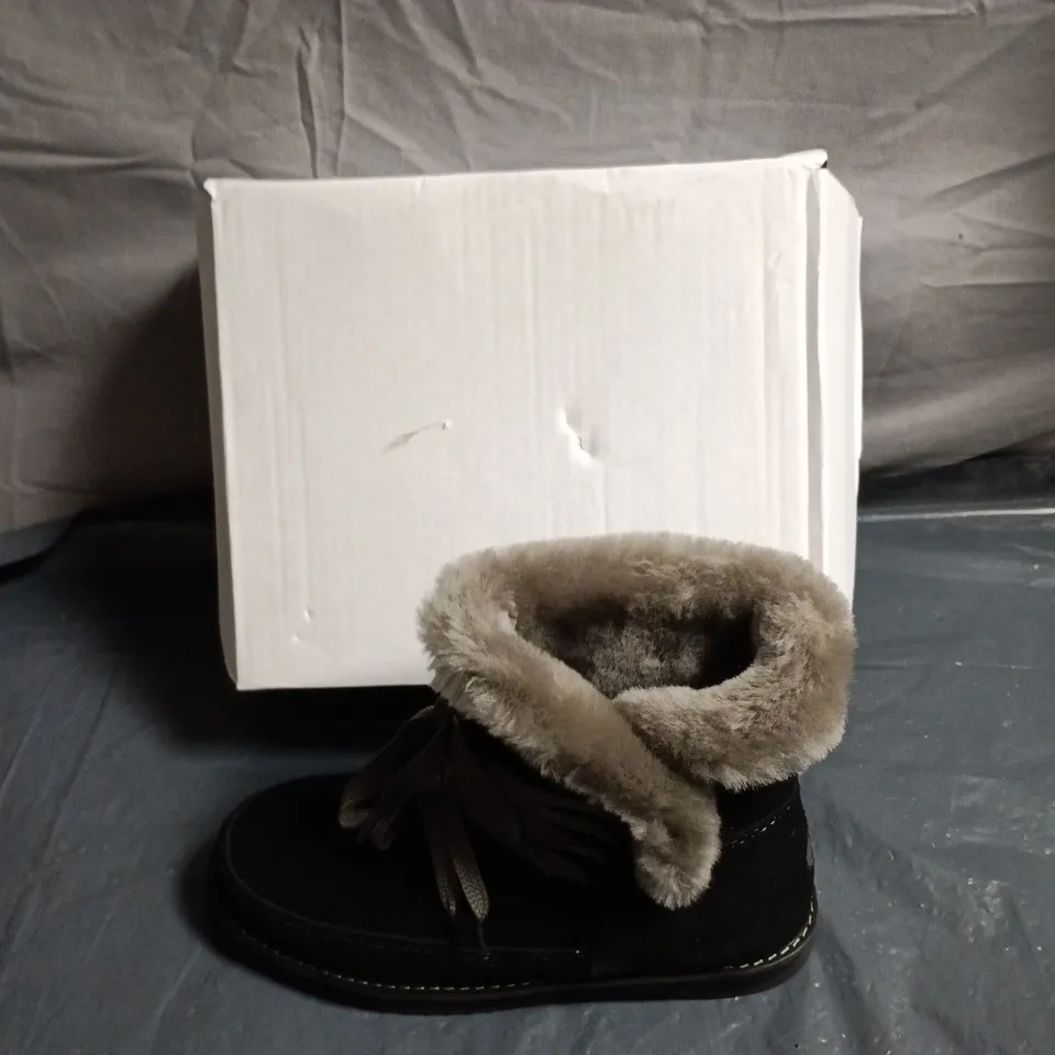 EMU AUSTRALIA BLACK SHEARLING-LINED BOOTS – ANKLE BOOTS - SIZE UK 9