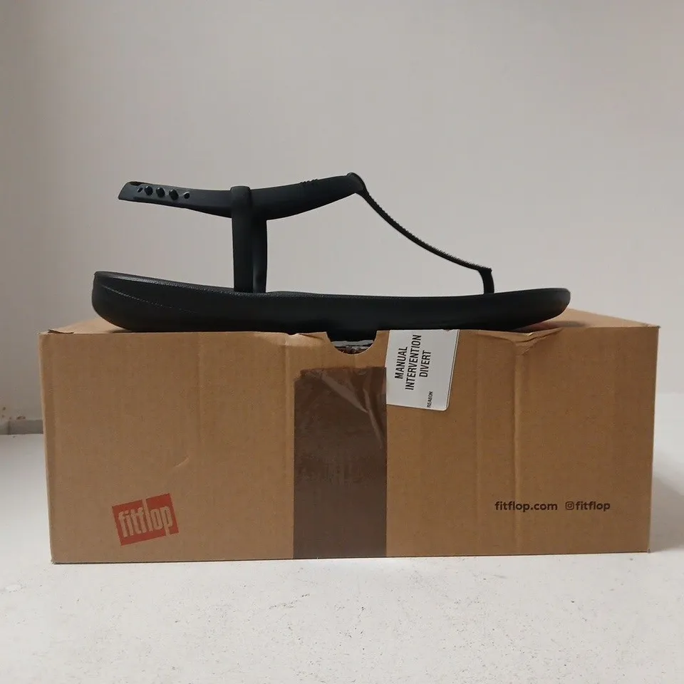 BOXED PAIR OF FITFLOP IQUSHION SPLASH SPARKLE T-STRAP SANDALS IN BLACK SIZE UK 8