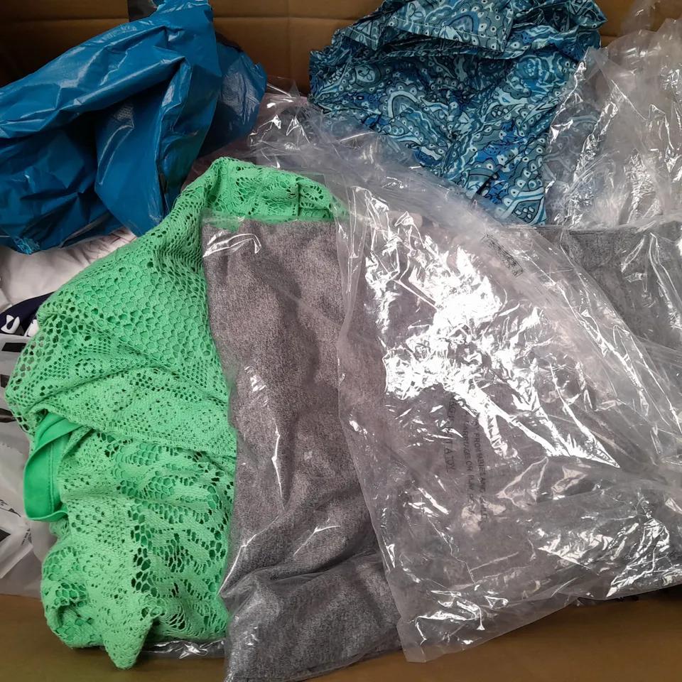BOX OF APPROXIMATELY 25 ASSORTED CLOTHING ITEMS TO INCLUDE - T-SHIRT , SKIRT , JUMPER ETC