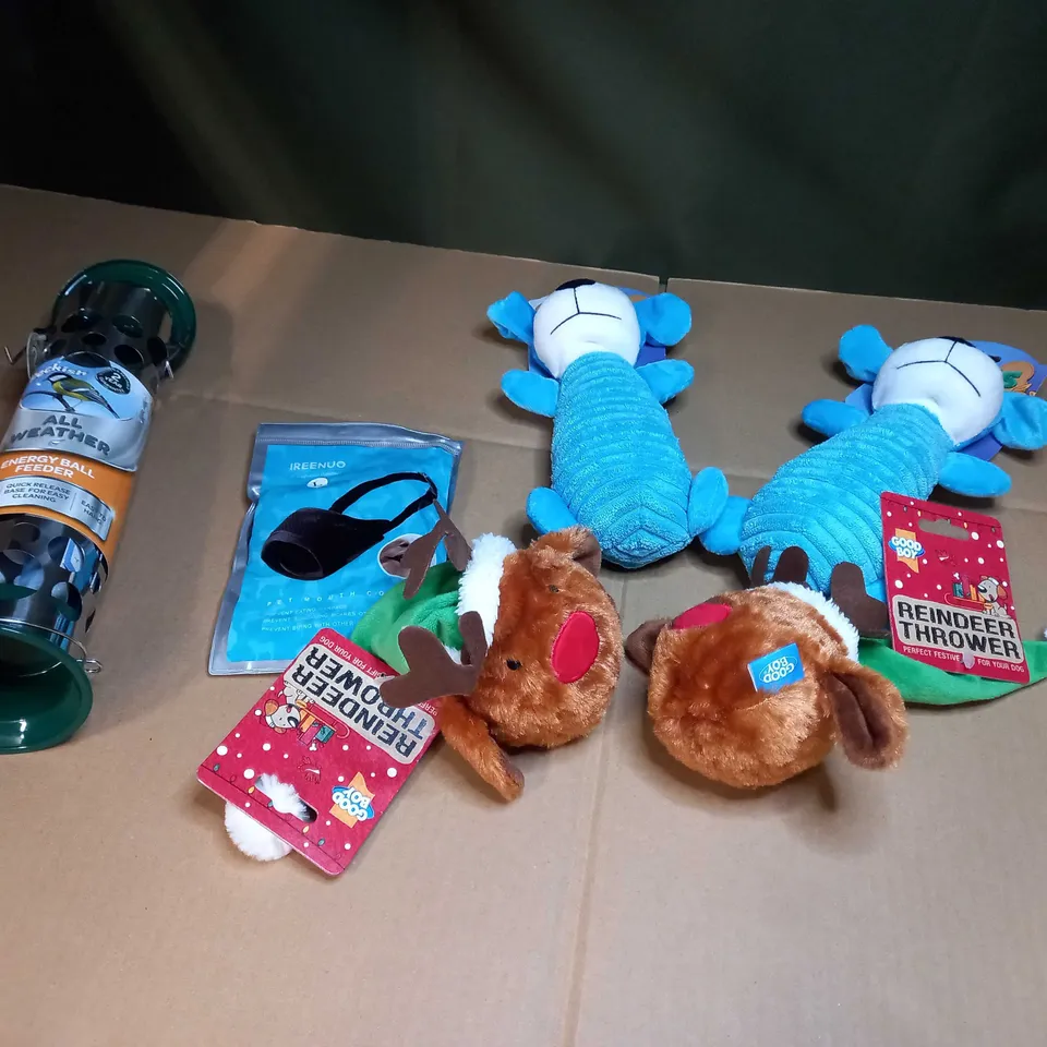 LOT OF APPROX 6 ASSORTED PET ITEMS TO INCLUDE: DOG TOYS, BIRD FEEDER, PET MOUTH COVER