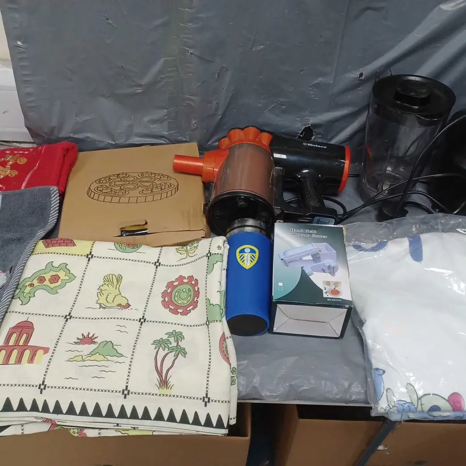 BOX OF APPROXIMATELY 15 ASSORTED ITEMS TO INCLUDE - PHILIPS BLENDER, BELACO HANDHELD VACUUM, AND ROTARY GRATER ETC. 