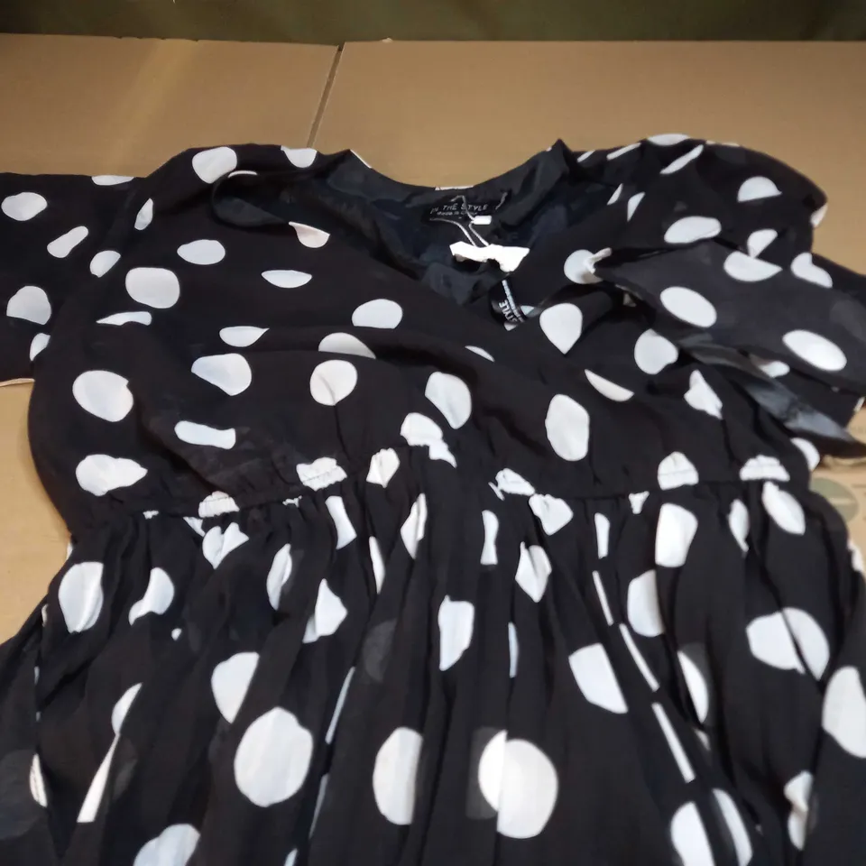 IN THE STYLE PETITE POKEDOT DRESS IN BLACK/WHITE