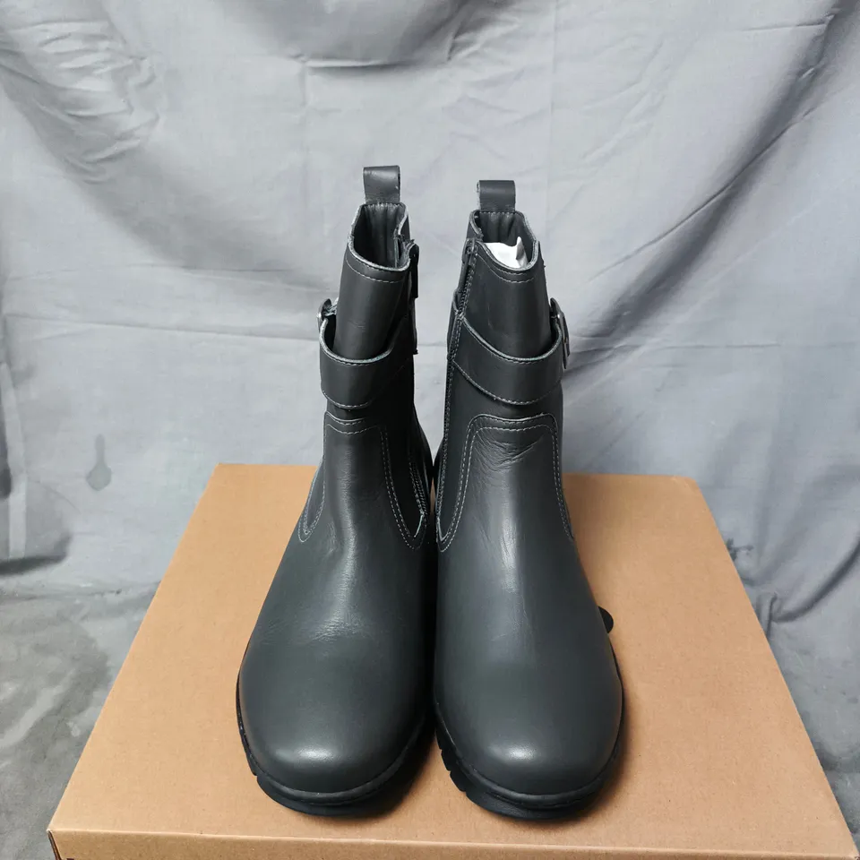 BOXED PAIR OF ADESSO GREY ANKLE BOOTS WITH BUCKLE STRAP – WOMEN'S, SIZE 39