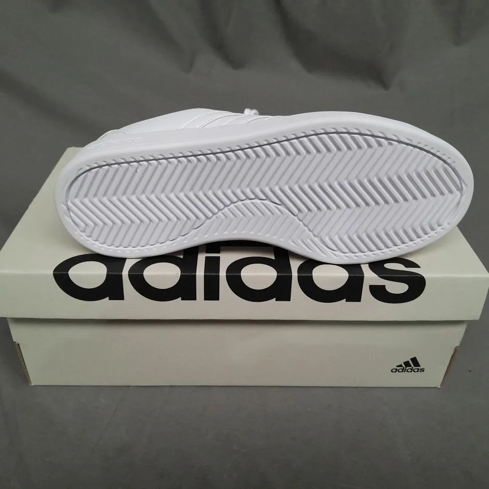 BOXED PAIR OF ADIDAS GRAND COURT 2.0 TRAINERS IN WHITE SIZE 4.5