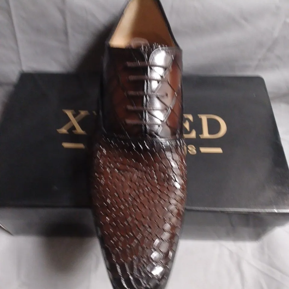 BOXED PAIR OF BROWN CROCODILE-EMBOSSED LEATHER OXFORD DRESS SHOES – SIZE 43