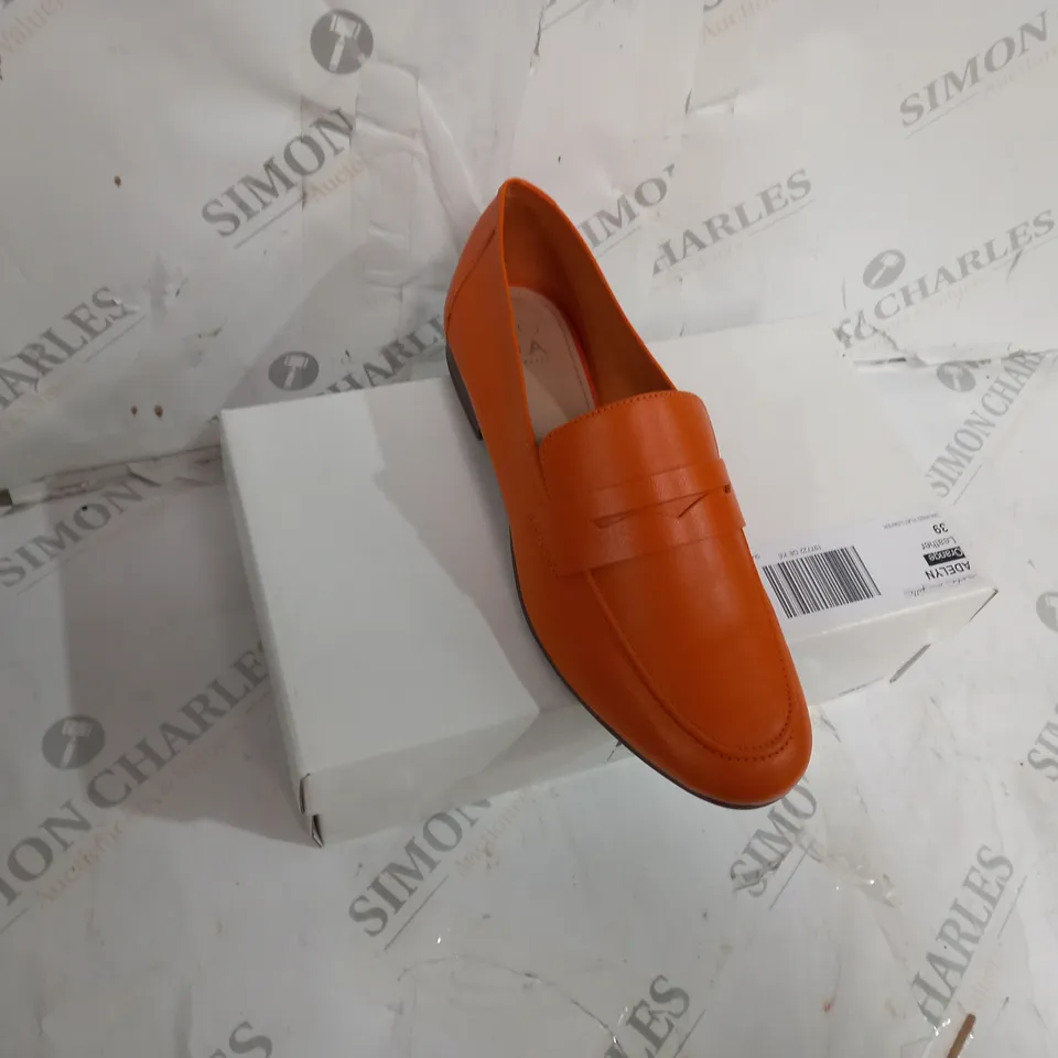 BOXED PAIR OF MODA IN PELLE ADELYN ORANGE LEATHER UNLINED FLAT LOAFER IN SIZE 39