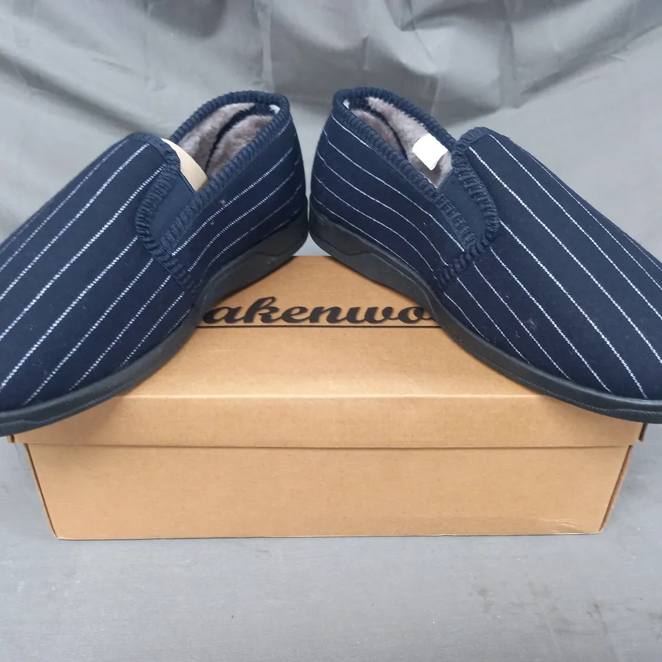 BOXED PAIR OF OAKENWOOD SLIPPERS IN NAVY UK SIZE 8