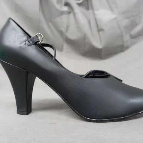 BOXED PAIR OF SO DANCA CLOSED TOE HEELED SHOES IN BLACK UK SIZE 7.5