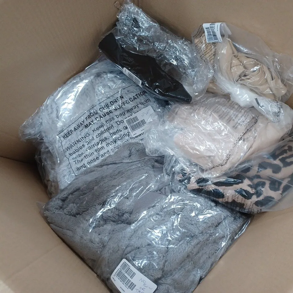 LARGE QUANTITY OF ASSORTED CLOTHING TO INCLUDE SOCKS, JUMPERS, CARDIGANS, ETC