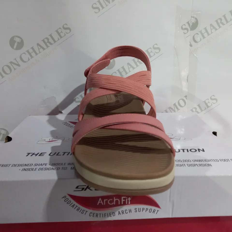 BOXED PAIR OF SKECHERS ARCHFIT HEELED OPEN TOE SANDALS - SIZE 6