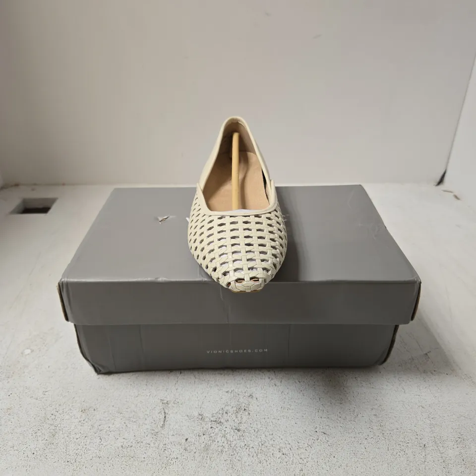 VIONIC GRACIA WOVEN FLATS – 5.5