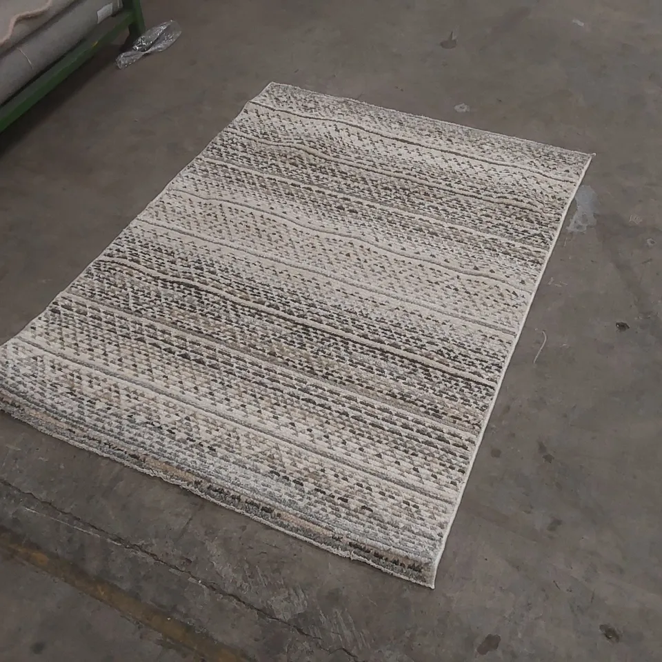 QUALITY DESIGNER AREA RUG - APPROXIMATELY 160 x 119cm