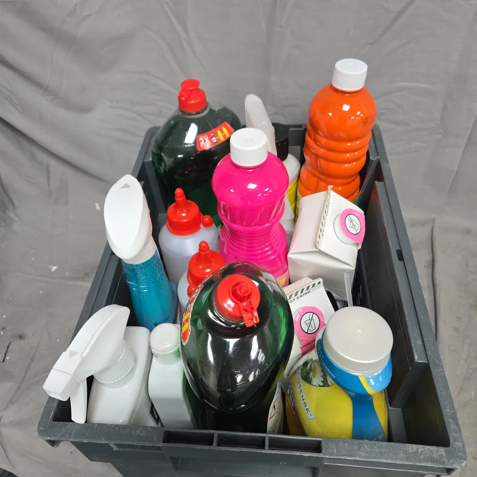 APPROXIMATELY 12 ASSORTED HOUSEHOLD CLEANING ITEMS TO INCLUDE FAIRY, SMOL, MELA BRITE, ASEVI ETC