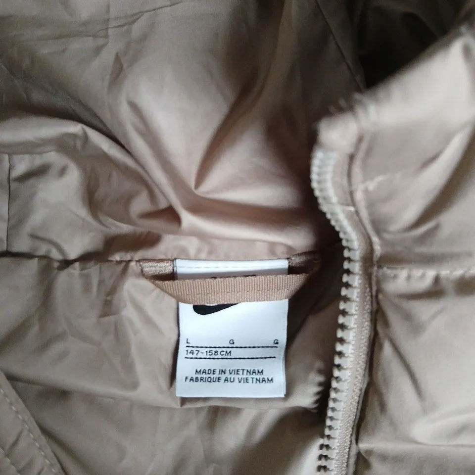 NIKE COLOUR-BLOCK PUFFER JACKET – BEIGE & CAMEL, YOUTH SIZE L (147–158 CM)