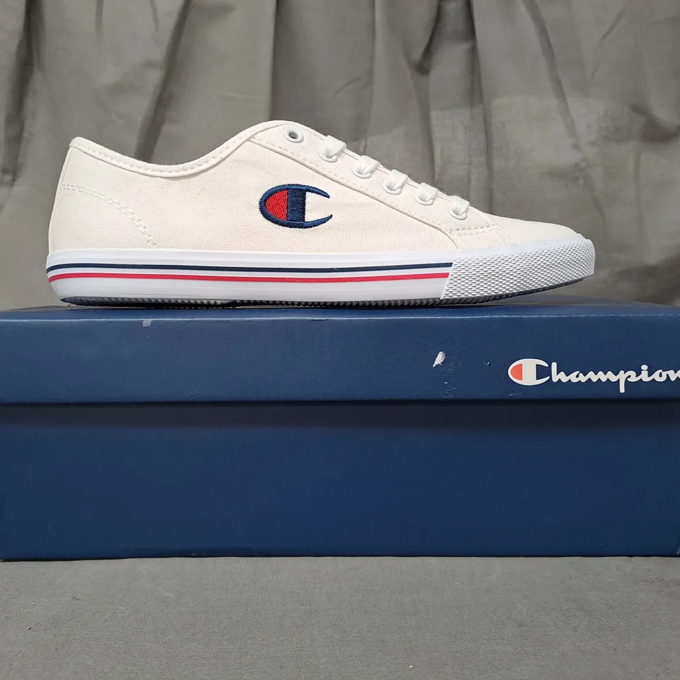 BOXED PAIR OF CHAMPION HUNTINGTON CANVAS SHOES IN WHITE 6
