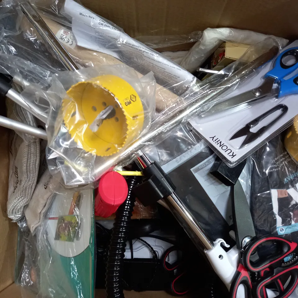 APPROXIMATELY 20 ASSORTED PRODUCTS TO INCLUDE APPLE BASKET, WATER BOTTLE, STRAW DISPENSER, DOOR JAMMER