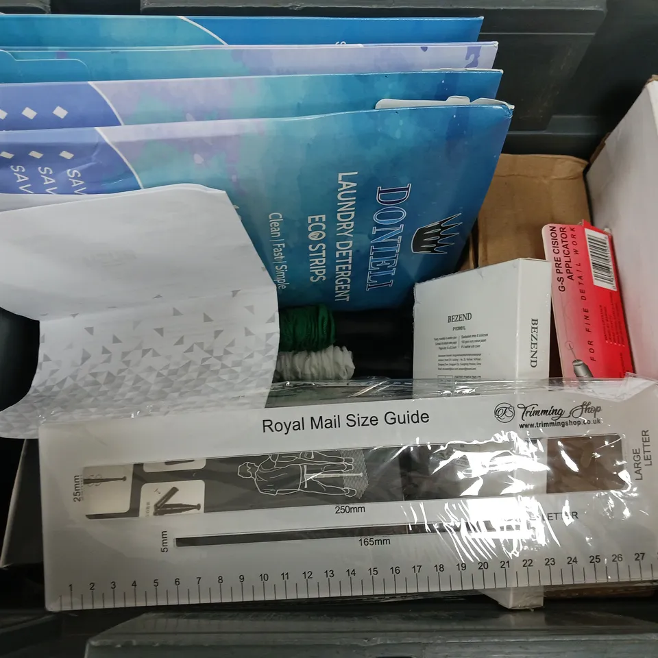 APPROXIMATELY 12 ASSORTED HOUSEHOLD ITEMS TO INCLUDE DONIELI LAUNDRY DETERGENT ECO STRIPS, PORTABLE TELESCOPIC STOOL, RULER, ETC