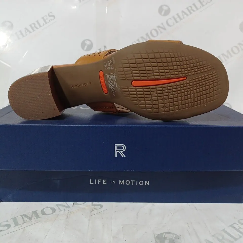 BOXED PAIR OF ROCKPORT TOTAL MOTION ALAINA MULE HEELED SANDALS IN TAN UK SIZE 5