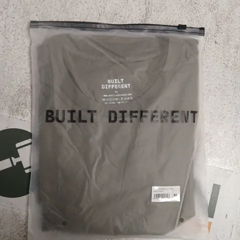 BAGGED BUILT DIFFERENT CREW T-SHIRT IN KHAKI SIZE XL