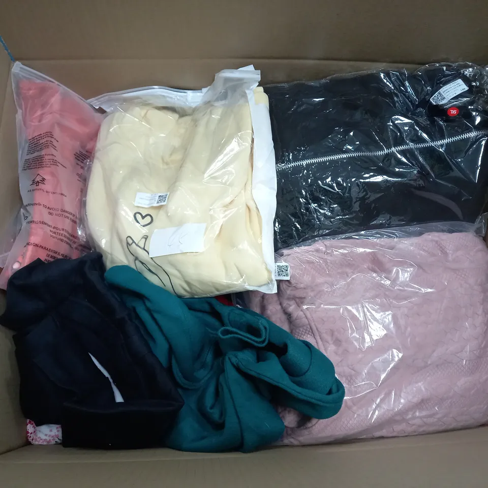 LOT OF ASSORTED CLOTHING ITEMS AND ACCESSORIES TO INCLUDE; T-SHIRTS, JUMPERS ETC