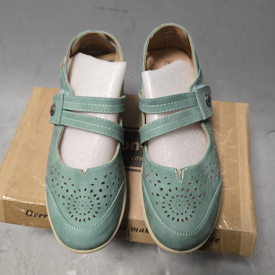 BOXED CUSHION WALK LADIES SHOES SIZE 3