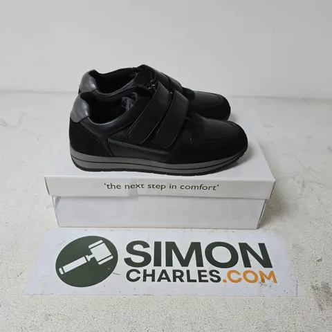 BOXED PAIR OF DR KELLER BRENDAN SHOES IN BLACK - SIZE 7