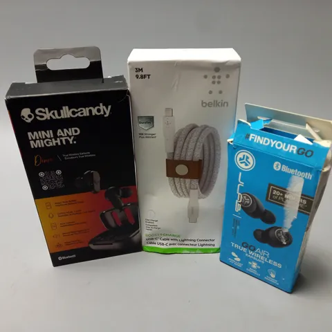 APPROXIMATELY 15 ASSORTED ELECTRICAL PRODUCS TO INCLUDE SKULCANDY DIME EARBUDS, JLAB GOAIR EARBUDS, BELKIN BOOST CHARGE USB-C CABLE WITH LIGHTNING CONNECTOR, ETC
