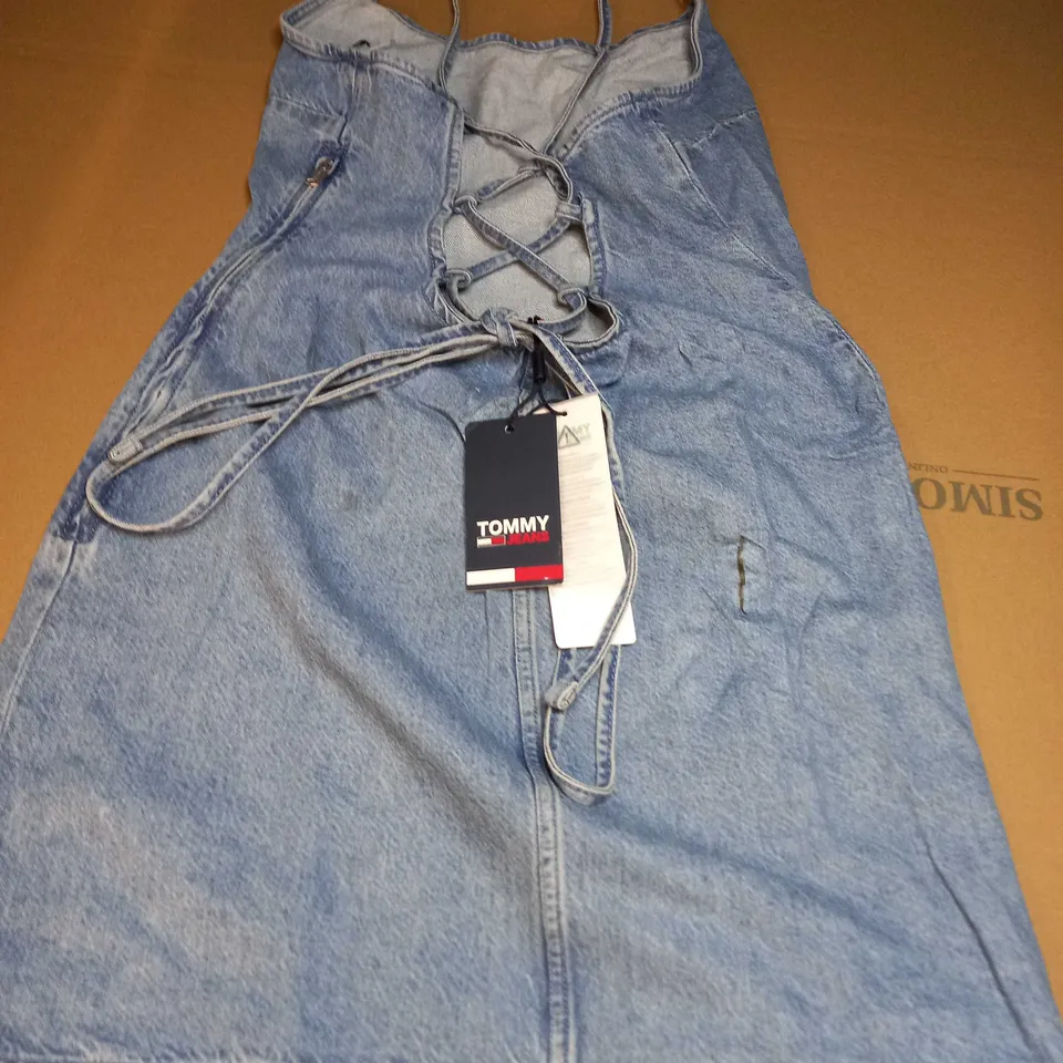 TOMMY JEANS TIE BACK DENIM DRESS IN WASHED OUT BLUE - MEDIUM