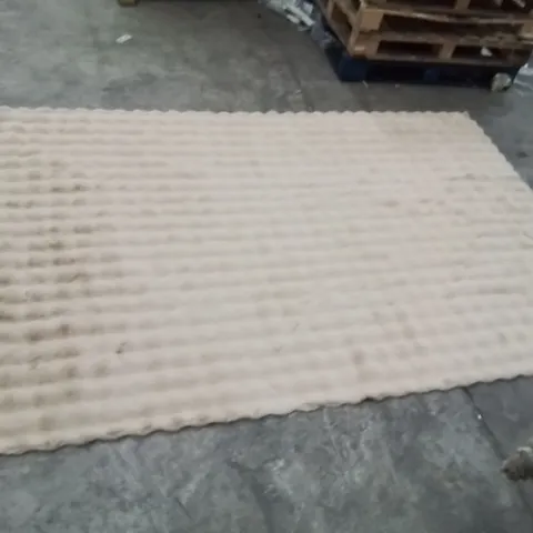 QUALITY DESIGNER AREA RUG - APPROXIMATELY 290X190CM