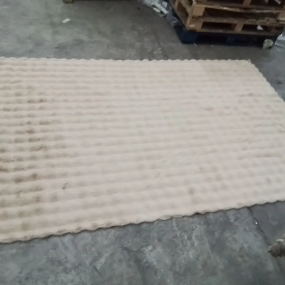 QUALITY DESIGNER AREA RUG - APPROXIMATELY 290X190CM