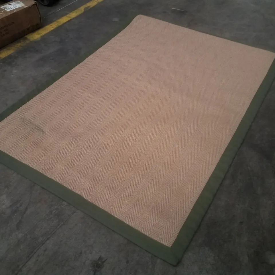 QUALITY DESIGNER AREA RUG APPROXIMATELY 120×165CM