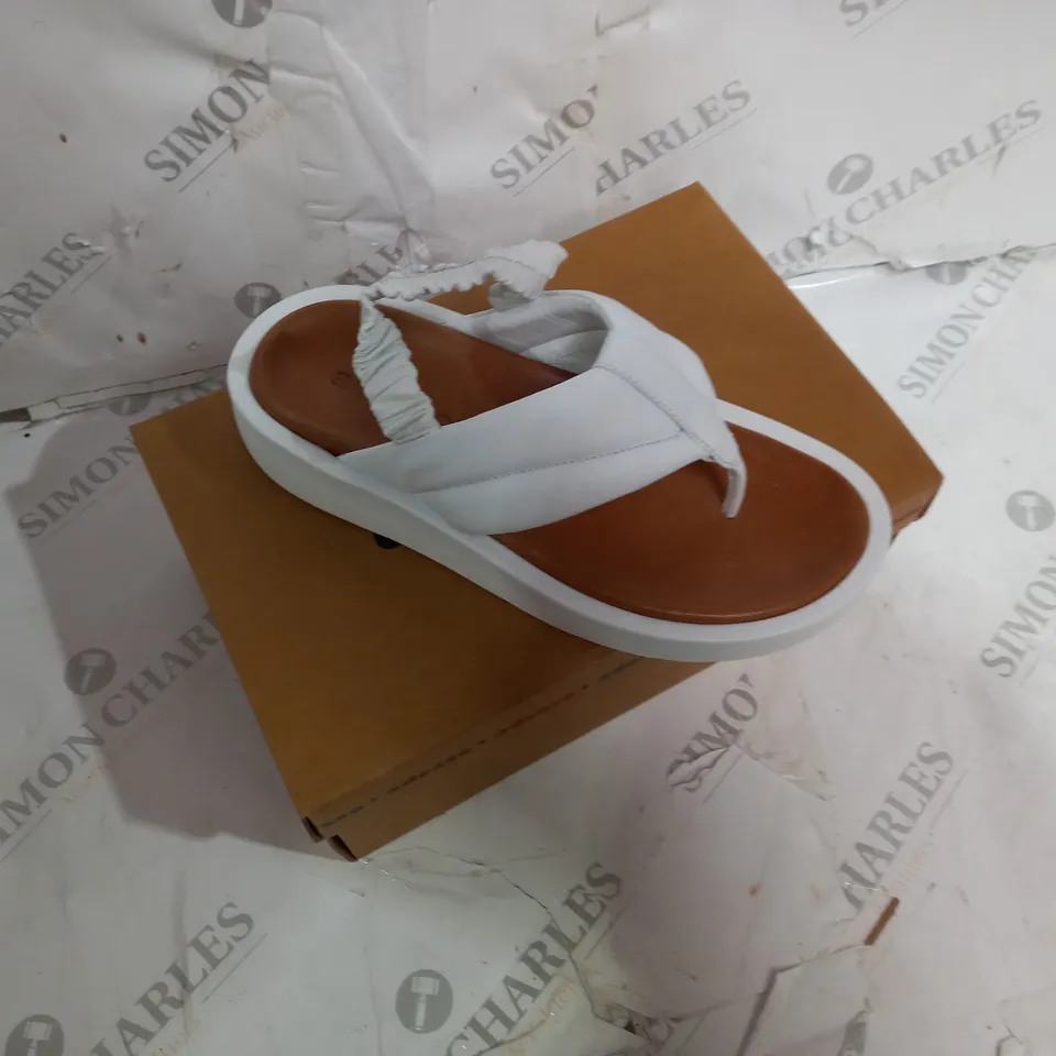 BOXED PAIR OF ADESSO LEATHER PLATFORM SANDALS IN WHITE SIZE 6