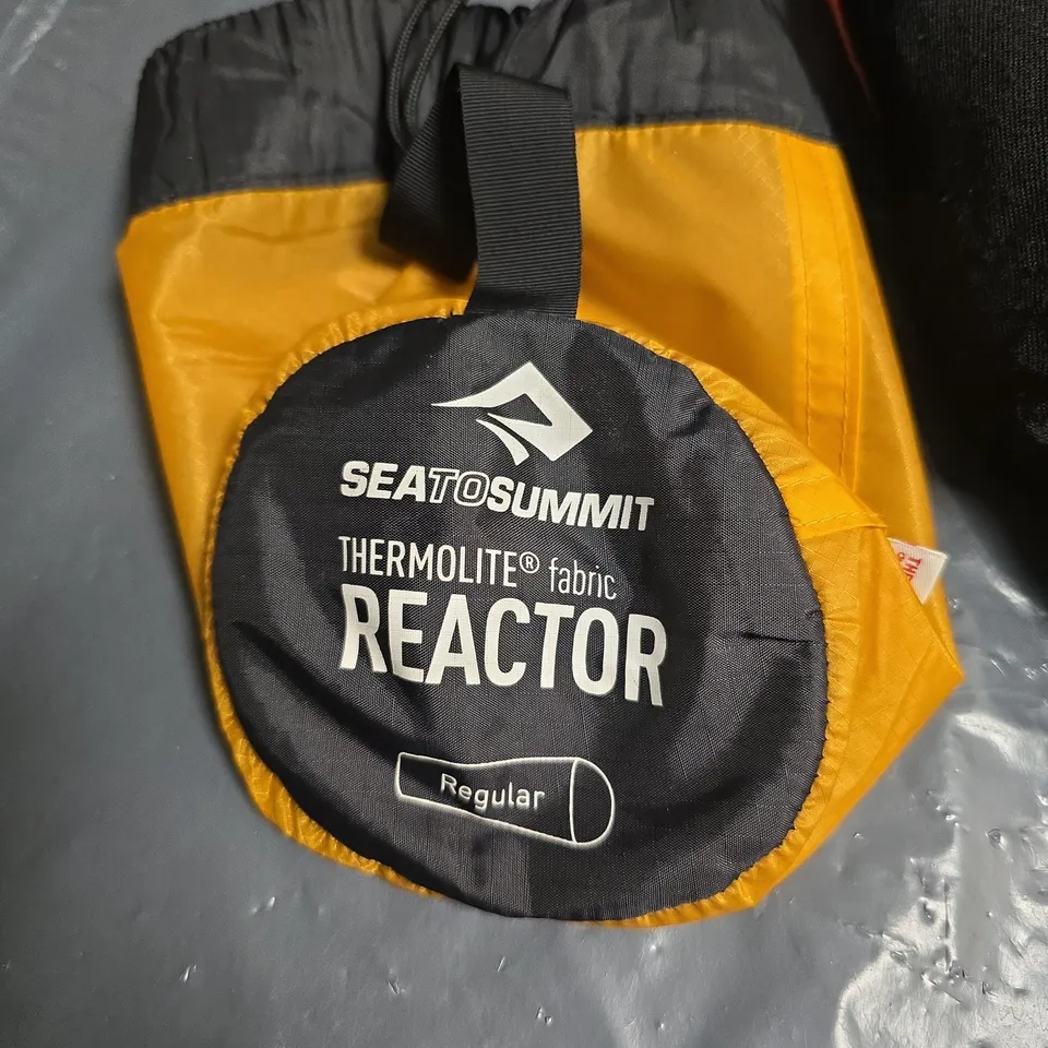 SEA TO SUMMIT REACTOR THERMOLITE FABRIC SLEEPING BAG LINER – REGULAR (ORANGE/BLACK)