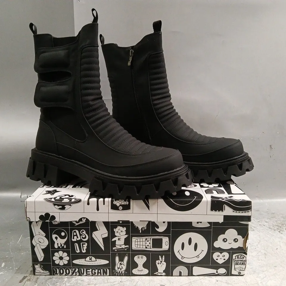 BOXED PAIR OF KOI VADER MEN'S PADDED CROFT BOOTS IN BLACK SIZE UK 11