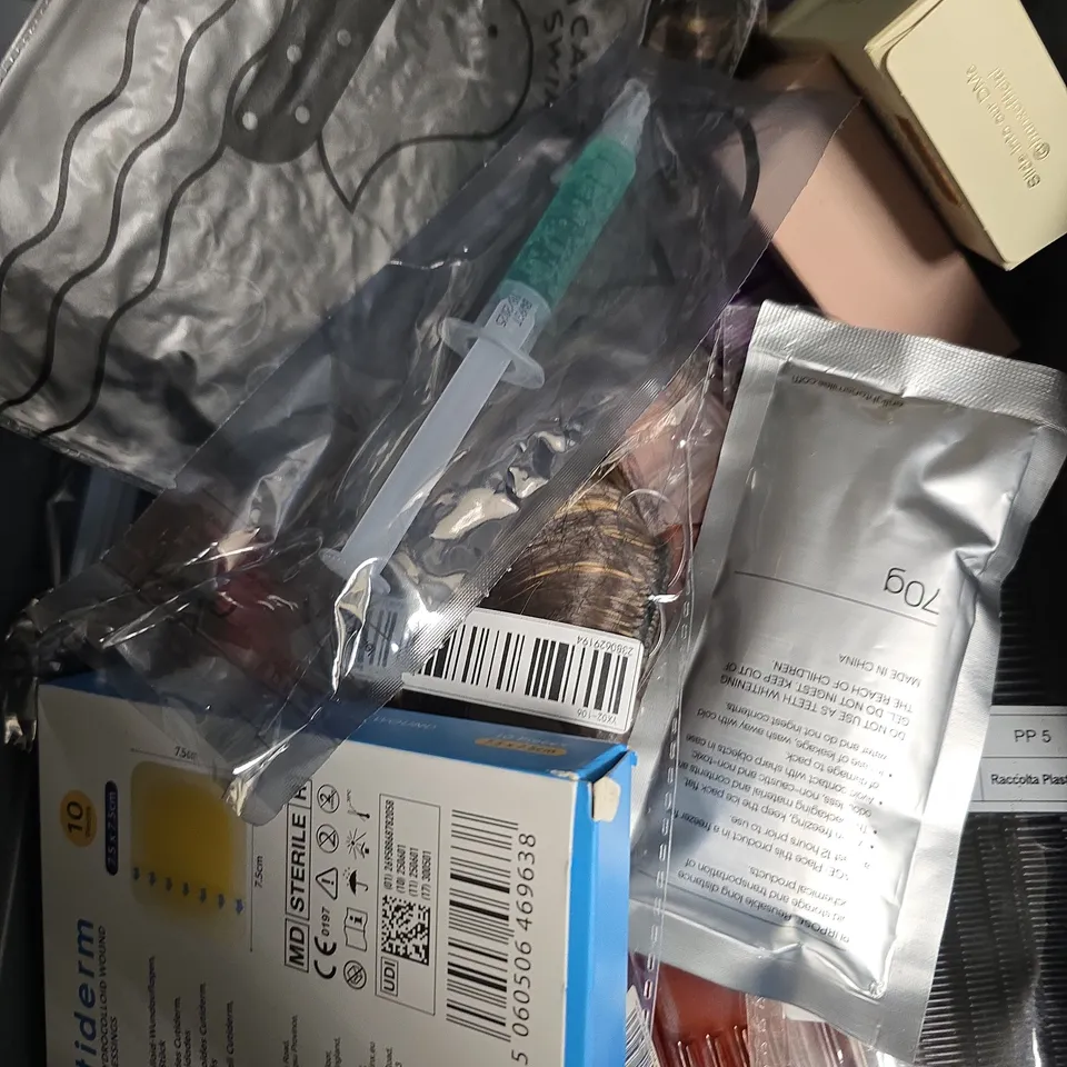 APPROXIMATELY 20 ASSORTED HEALTH AND BEAUTY PRODUCTS INCLUDING DUNUF MATTE LIQUID LIPSTICK , FANOLA NO YELLOW COLOUR COLURISING CREAM AND BAFF BOMBZ 