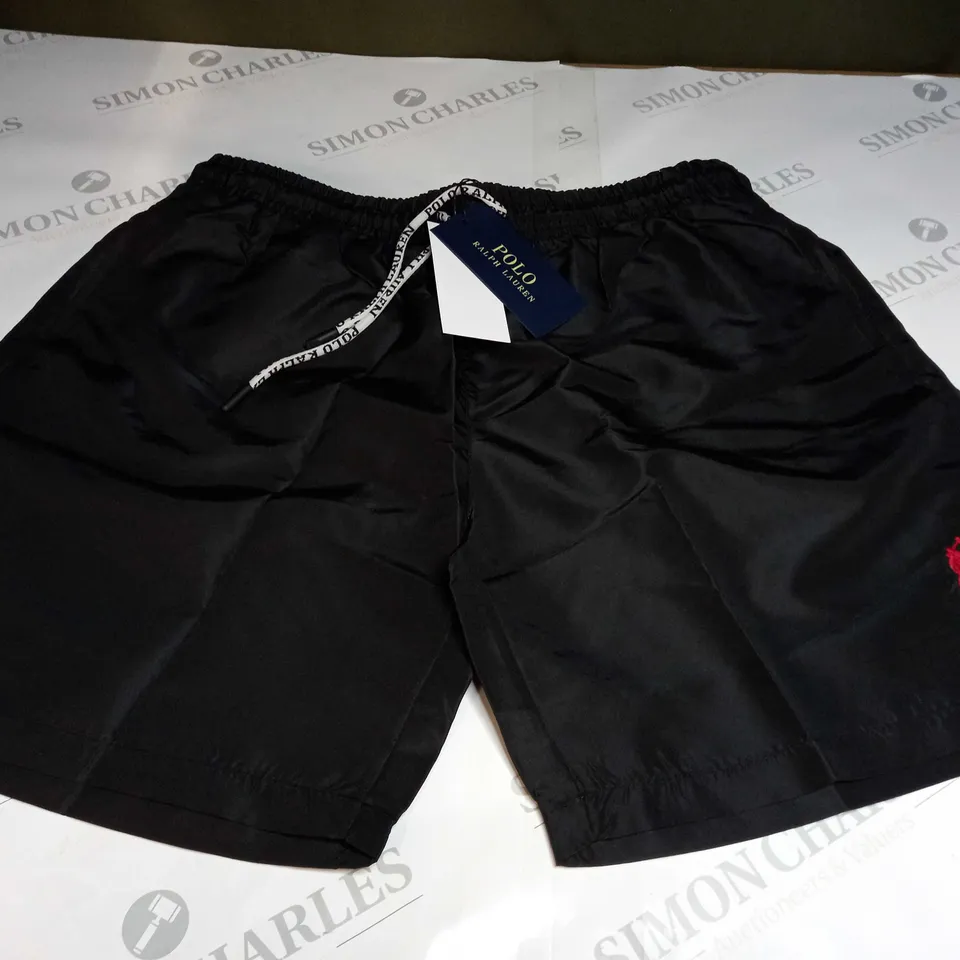 POLO RALPH LAUREN EMBROIDED LOGO SHORTS IN BLACK/RED - MEDIUM